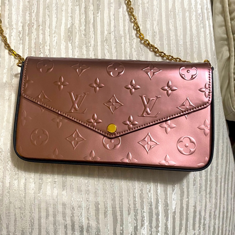 Brand new Louis Vuitton Felicie Pochette in Metallic Pink